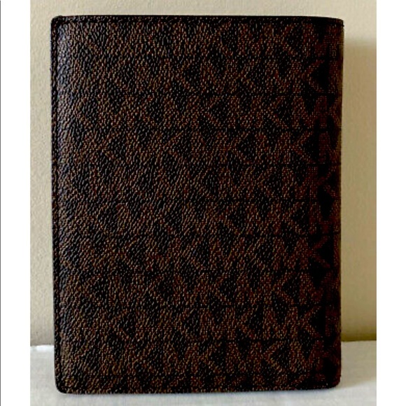 New Michael Kors Jet Set Travel Medium Passport Case Brown - Picture 3 of 6